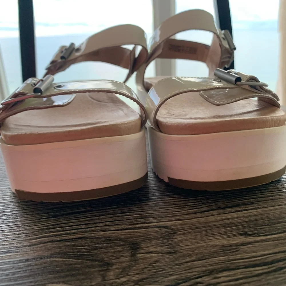 🔥 Ugg treadlite cream platform wedge sandals women’s size 7.5 mint condition - Picture 4 of 12